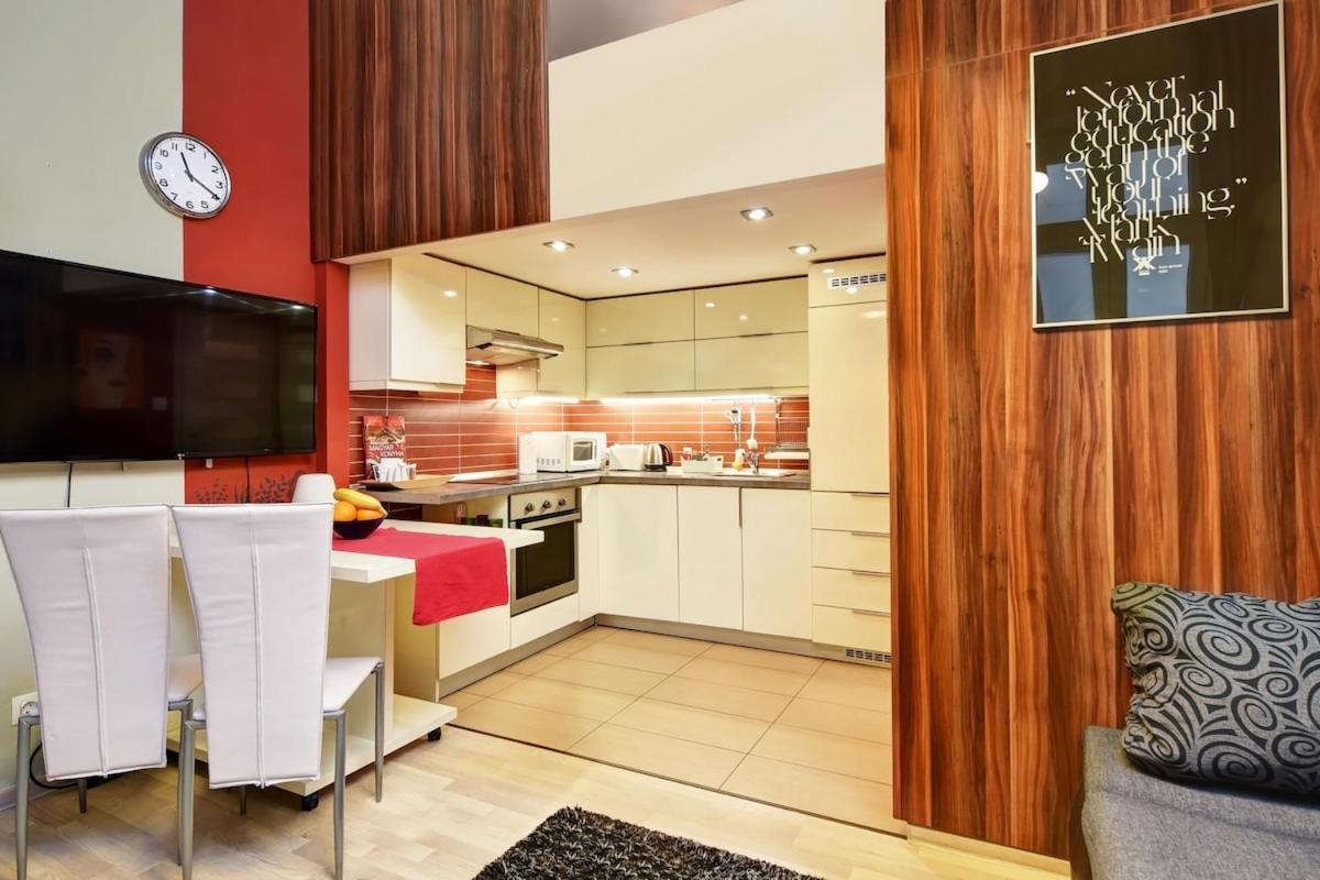 Cool Colors Flat Located In The Heart Of Buda