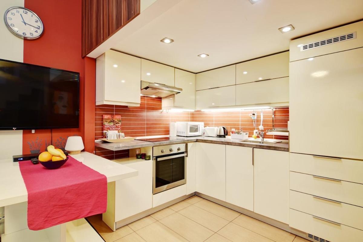 Apartment Cool Colors Flat Located In The Heart Of Buda *
